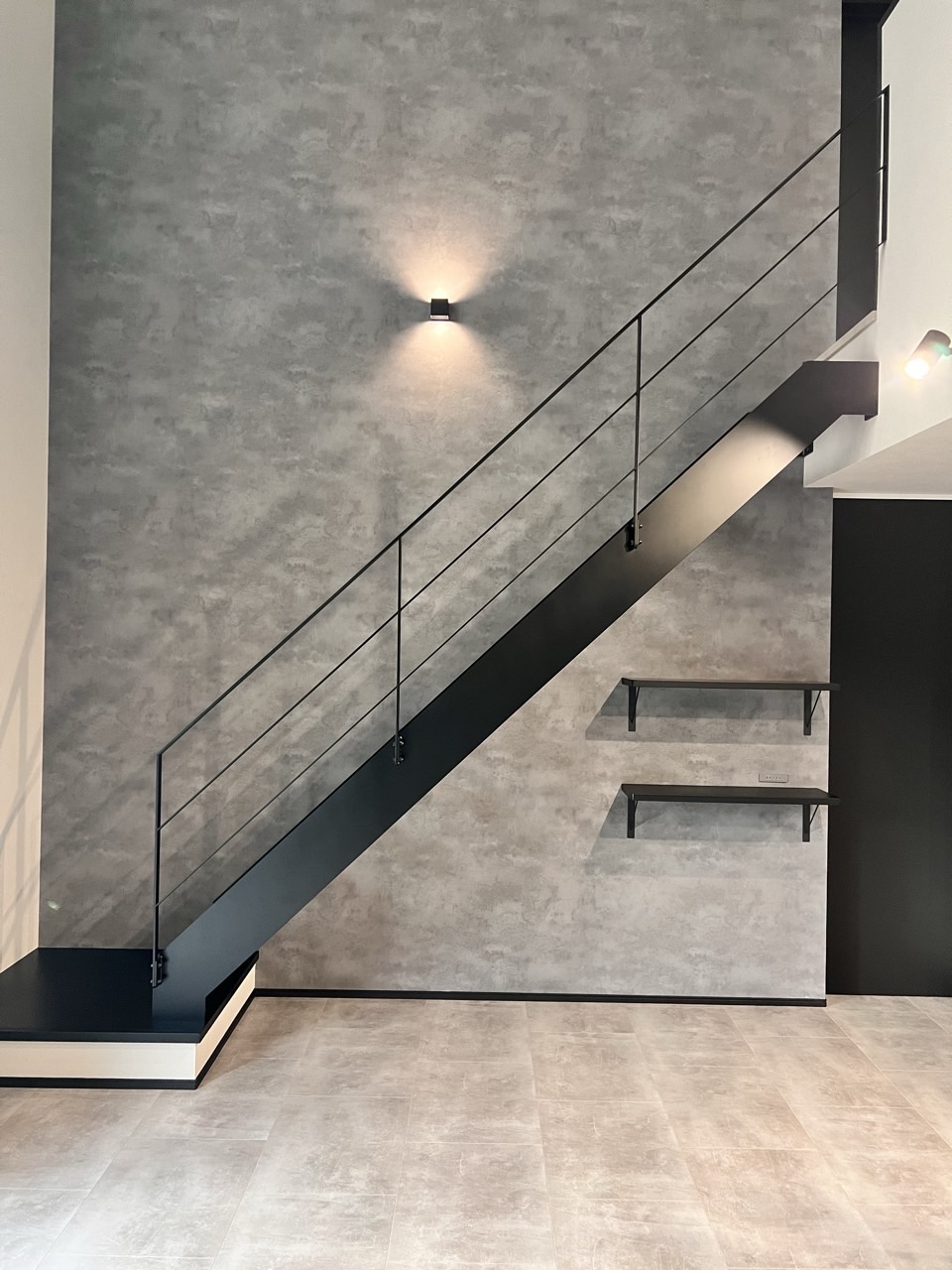 ブラック階段と手すり